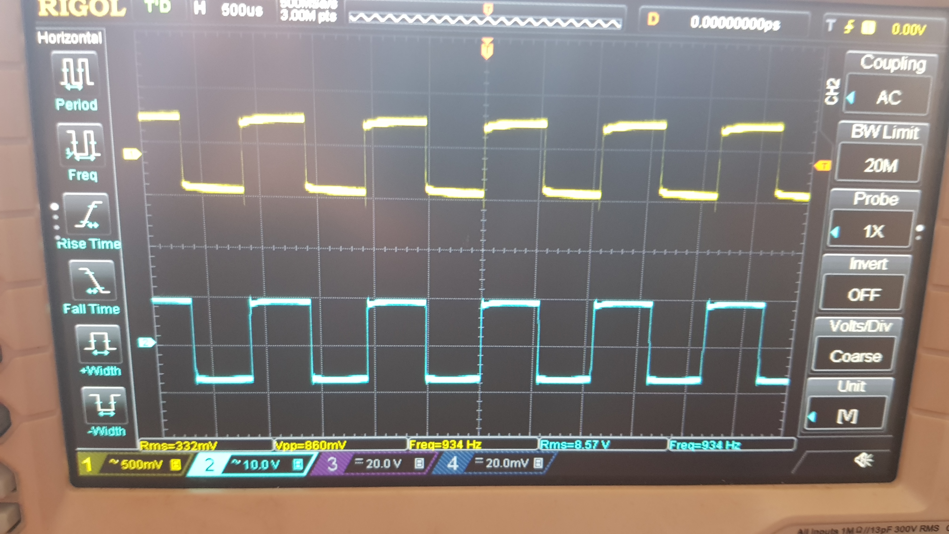 1KHz SQW din generator, sus semnalul din generator, jos semnalul de pe sarcina pe iesire